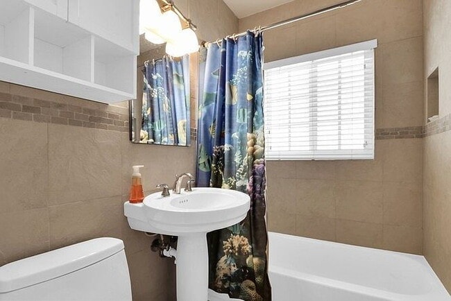 Building Photo - "Charming 2-Bed Oasis with Elegant Finishe...