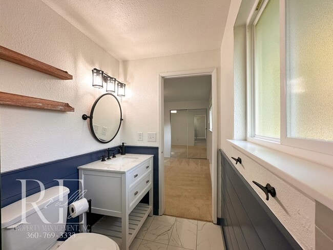 Building Photo - A Warm & Welcoming Rambler in the Heart of Central Kitsap