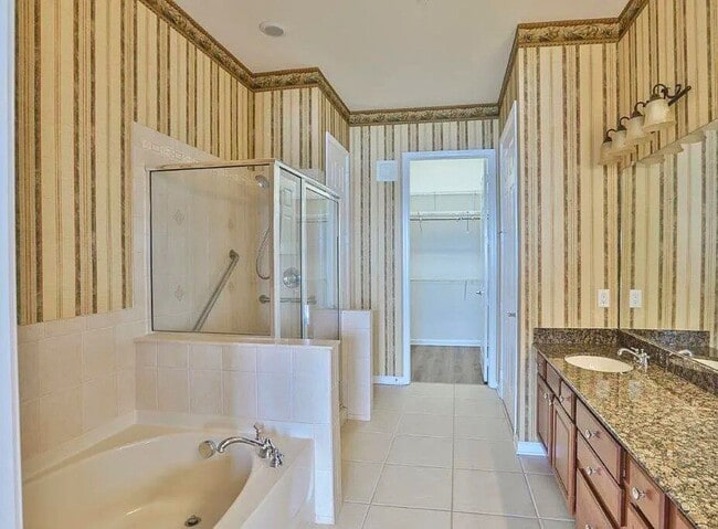Building Photo - Unfurnished Serene Lakeside Living: Spacio...