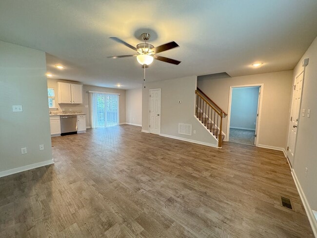 Building Photo - 4Bed/2.5Bath Lake Monticello Rental