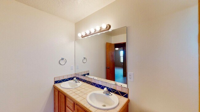 Building Photo - 3 bedroom 2.5 bathroom southwest Albuquerque