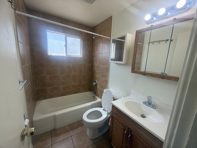 Building Photo - $0 DEPOSIT OPTION. CLASSIC CHARACTER MEETS COMFORT: 2-BED, 1-BATH IN AN INVITING TRIPLEX