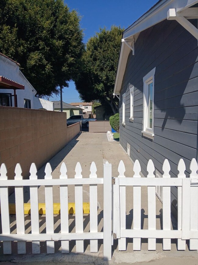 Building Photo - Charming Front House in Harbor City!