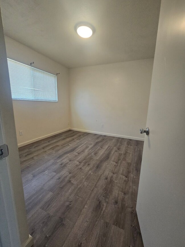 Building Photo - 3 BR 2 BA Available Now
