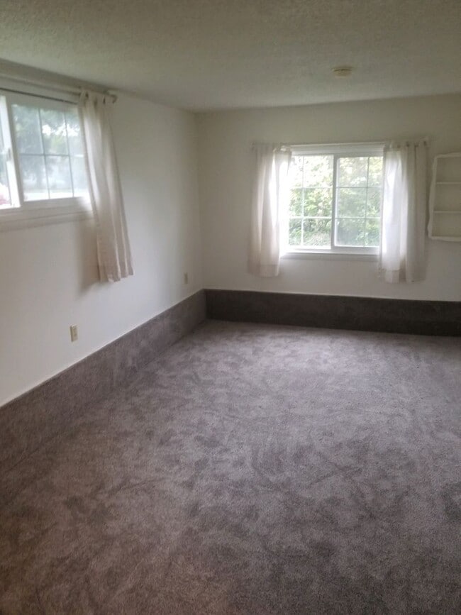 Building Photo - Charming 3 bedroom, 1.5 bathroom 1,448 sq....