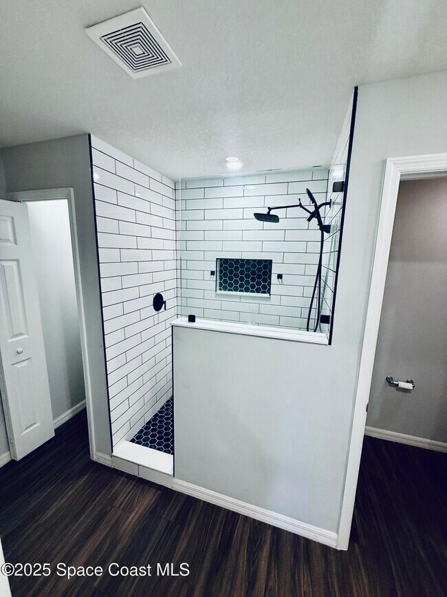 Building Photo - 1026 Dania Cir