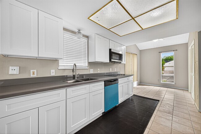 Building Photo - 2042 Hilton Head Dr