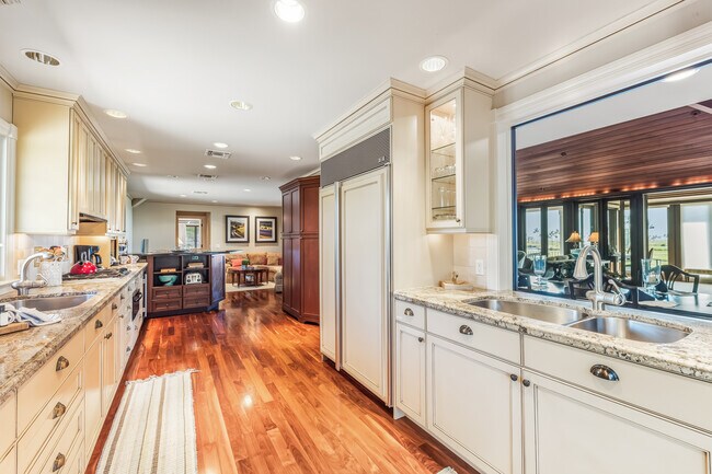 Building Photo - 1600 Treasure Ln