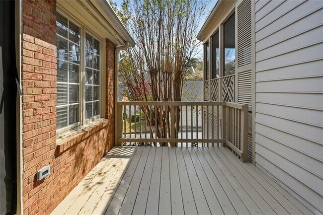 Building Photo - 11 Paces W Dr NW