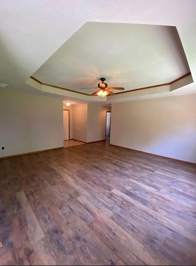 Building Photo - 984 Bates Dr