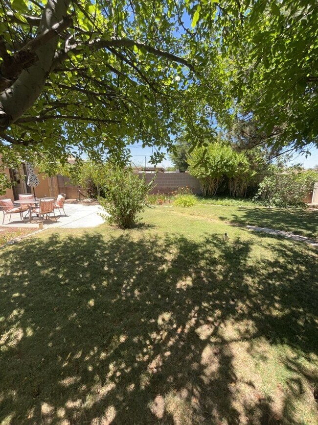 Building Photo - Beautiful Home Minutes from Uptown Albuquerque!
