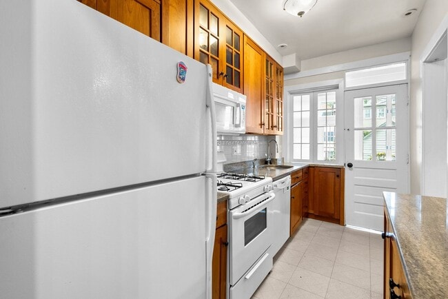 Building Photo - 3 Bed 2 Bath - Glover Park Row Home - Fini...