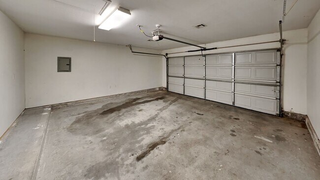 Building Photo - Nice 3 Bedroom 2 Bathroom Home with Storm Shelter and Office!