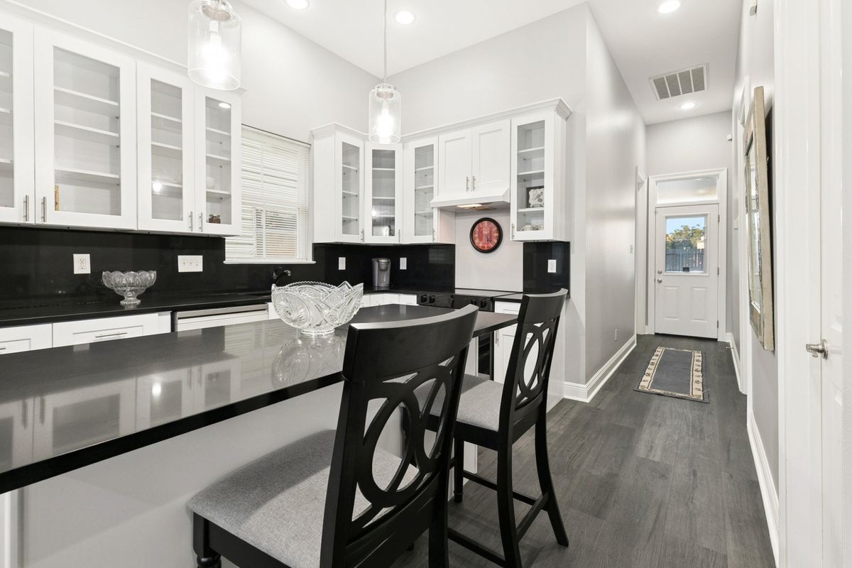 Building Photo - 2133 Dumaine St