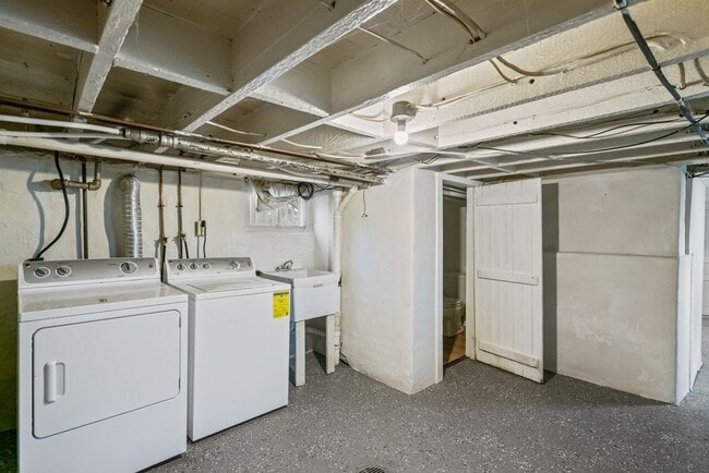 Building Photo - MOVE IN SPECIAL! SCORE HALF OFF 1ST MONTH'...