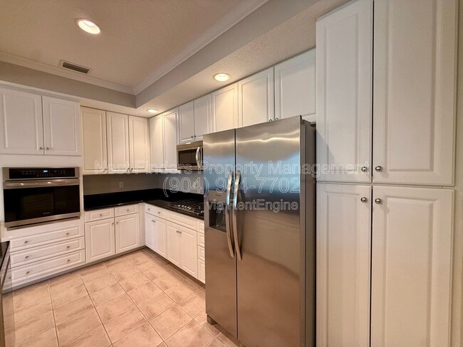 Building Photo - 330 N Shore Cir