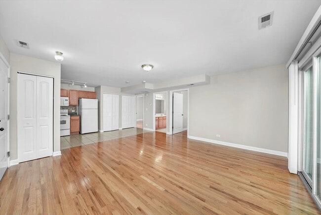 Building Photo - 3423 Ridgeland Ave