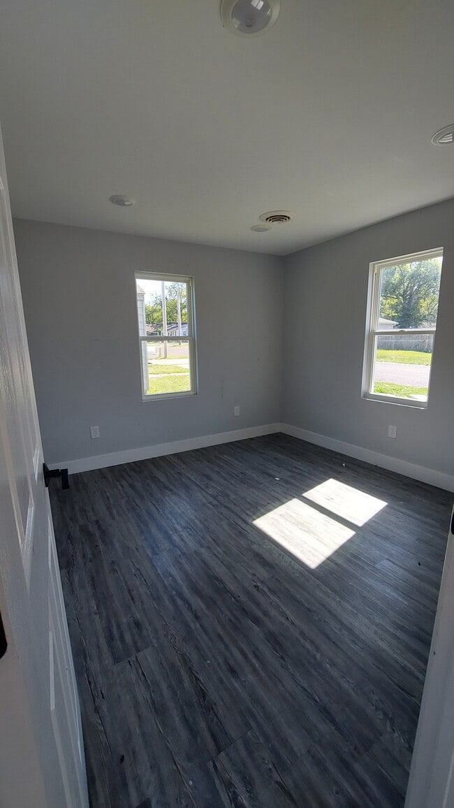 Building Photo - 1029 Emmons St