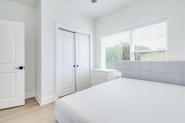 Building Photo - 3000 Duval St