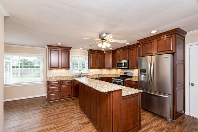 Building Photo - 5 Bedroom, 2.5 Bath Home for Rent in Salem Woods