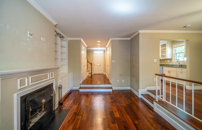 Building Photo - Charming End Townhouse in Prime North Old Town Location