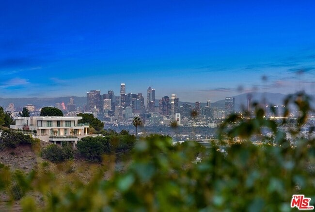 Building Photo - 10216 Cielo Dr