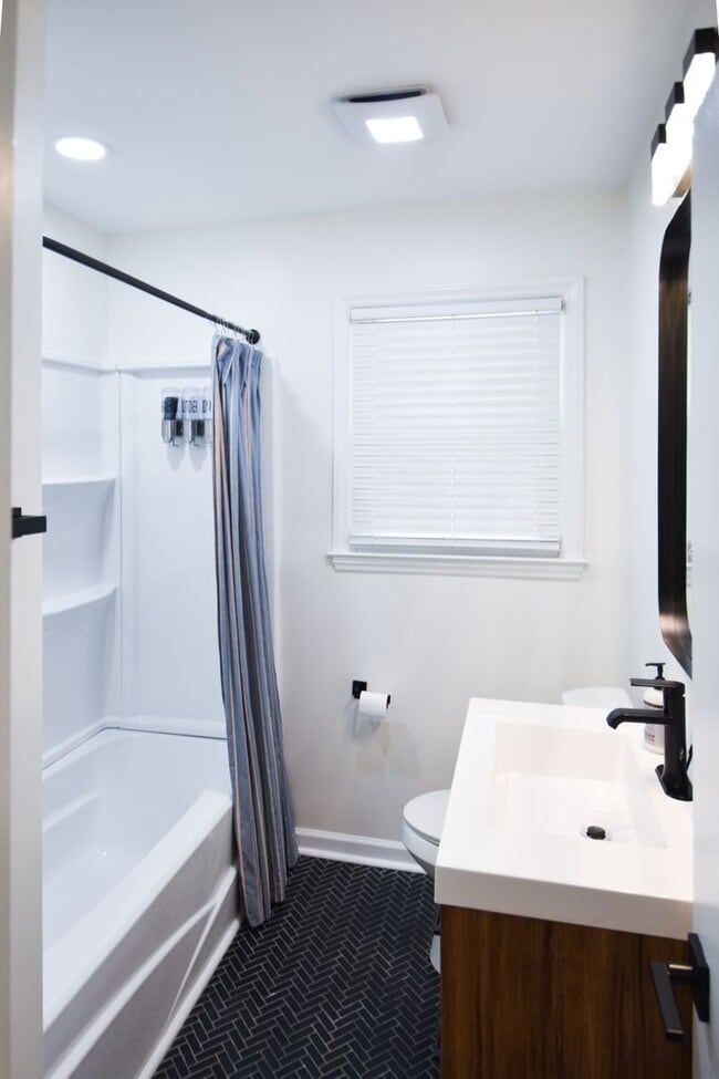 Building Photo - 5 Bedroom || 2 Bathroom - Single Family Ho...
