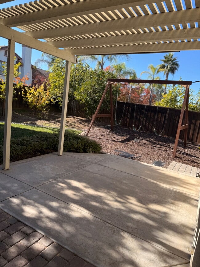 Building Photo - Spacious 5-Bed Family Home w/ 3-Car Garage Near Top Schools in Orange Crest.  One large bedroom a...