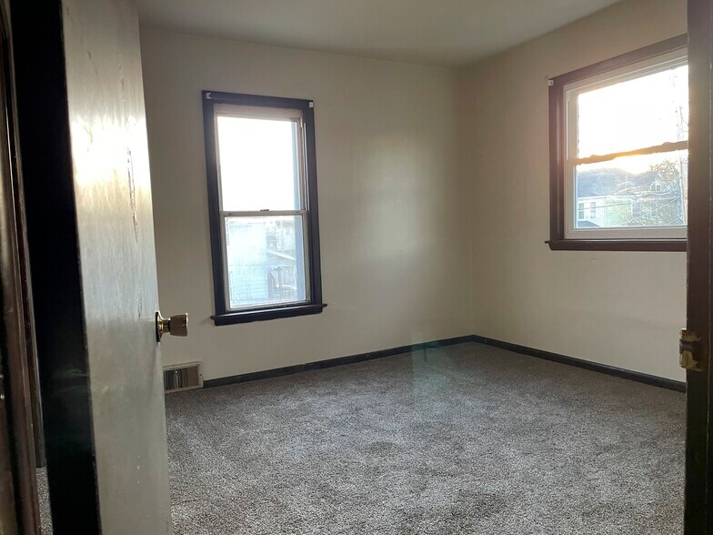 Building Photo - 119 Vennum Ave