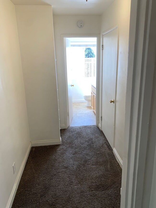 Building Photo - Studio apartment ONLY $995 !!
