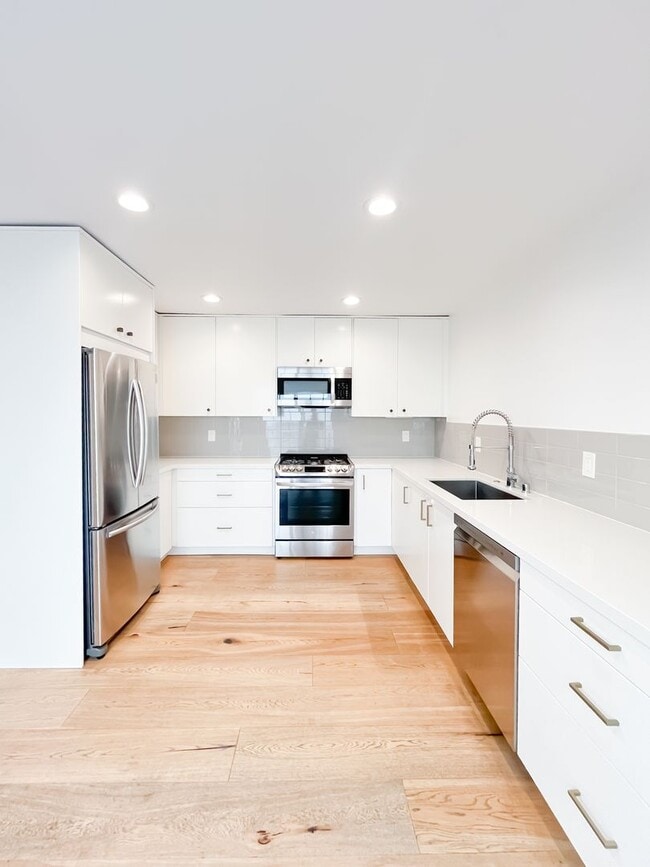 Building Photo - Breathtaking 2-Bedroom Townhome with 2-Car...