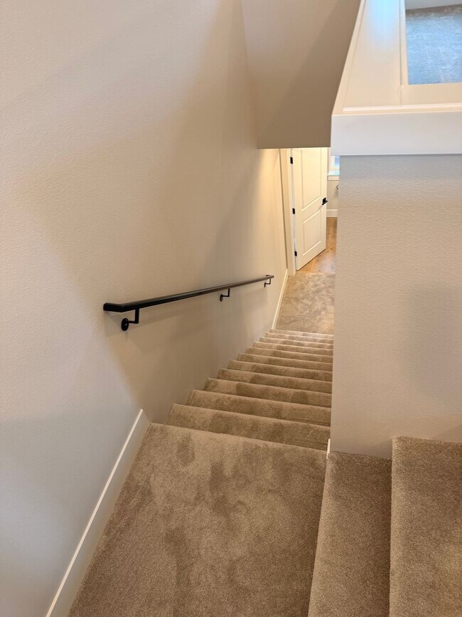 Building Photo - Gorgeous 3 Bedroom with Loft and Bonus Room! High Ceilings! Pantry! Keyless Entry! Double Oven & ...