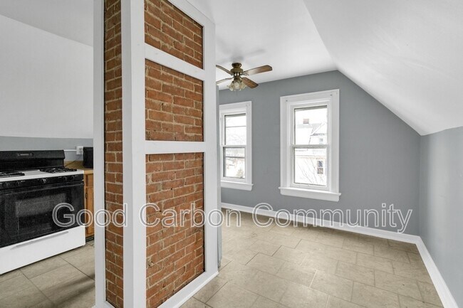 Building Photo - 319 W Utica St