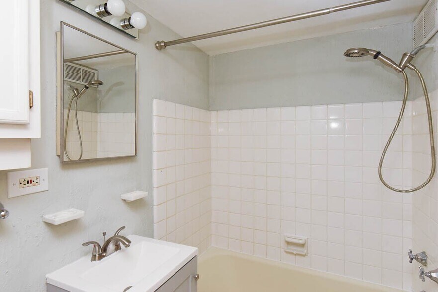 Building Photo - 428 W Wellington Ave