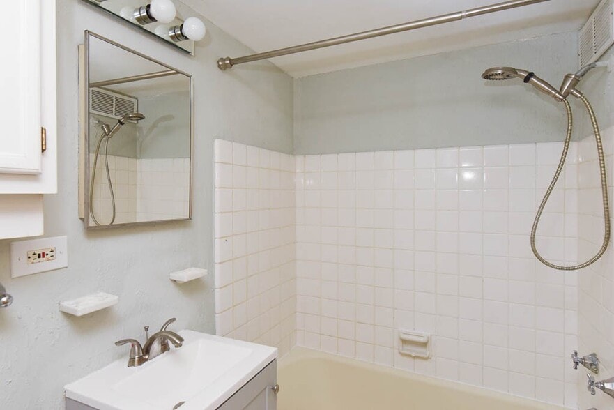 Building Photo - 450 W Wellington Ave