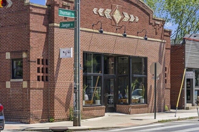 Building Photo - 422 E Whittier St