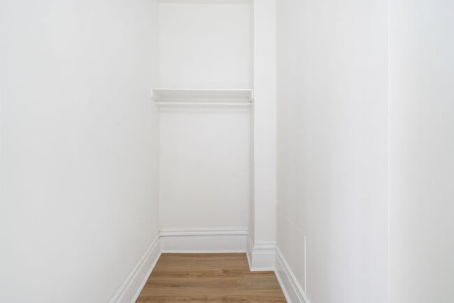 Building Photo - 3 bed 2 bath - fresh updates, central air,...
