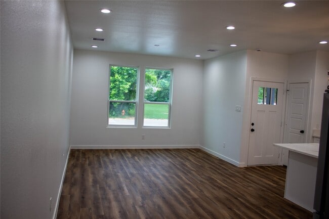 Building Photo - 106 Runnels St