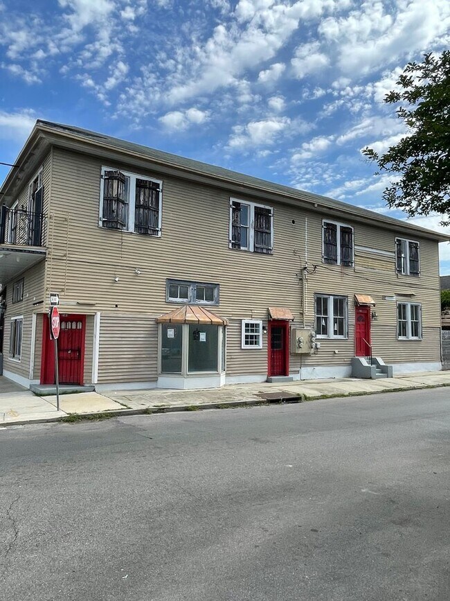 Building Photo - 2103 Urquhart St