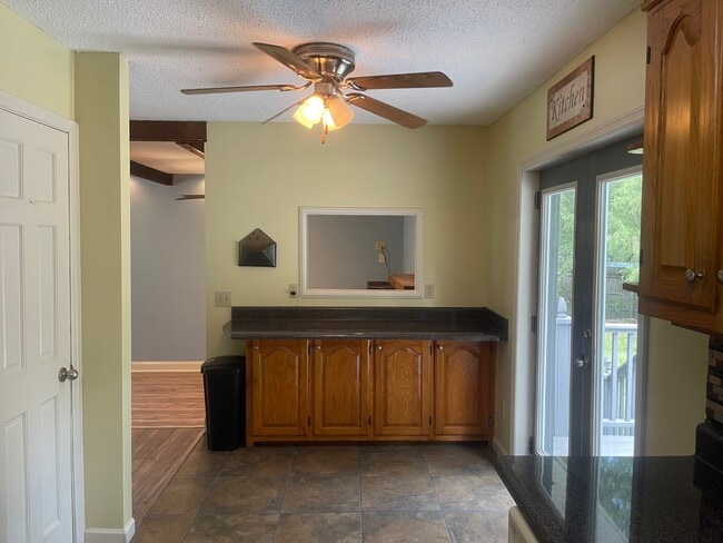 Building Photo - 1207 Cherokee Dr