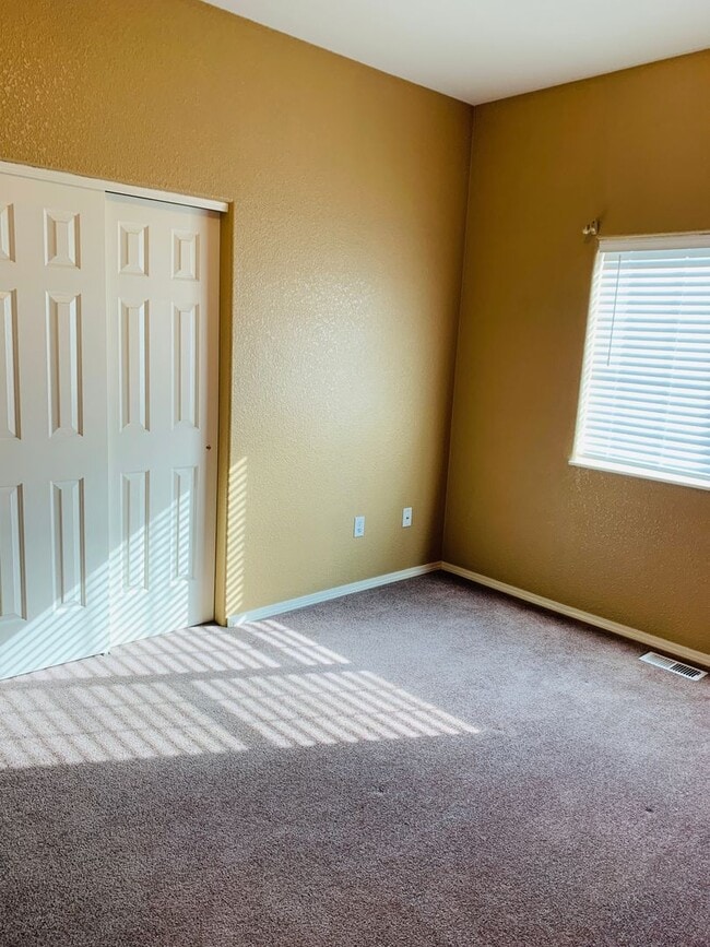 Building Photo - Large Yard - 3 Bed - 2 Bath - Pet Friendly