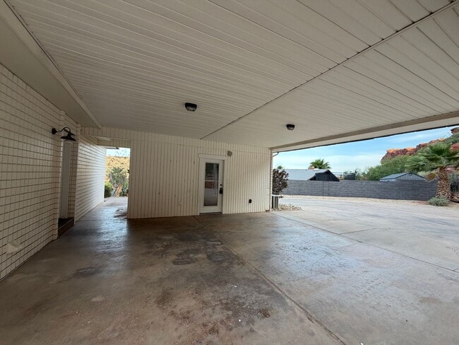 Building Photo - SPACIOUS PROPERTY DOWNTOWN FOR RENT!