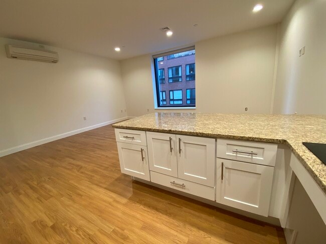 Building Photo - 875 Elm St