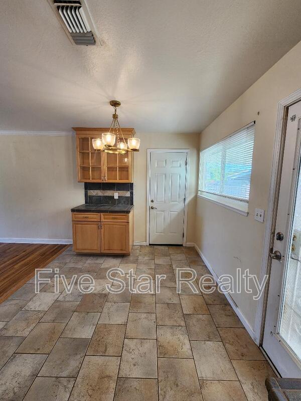 Building Photo - 544 Laurel Dr