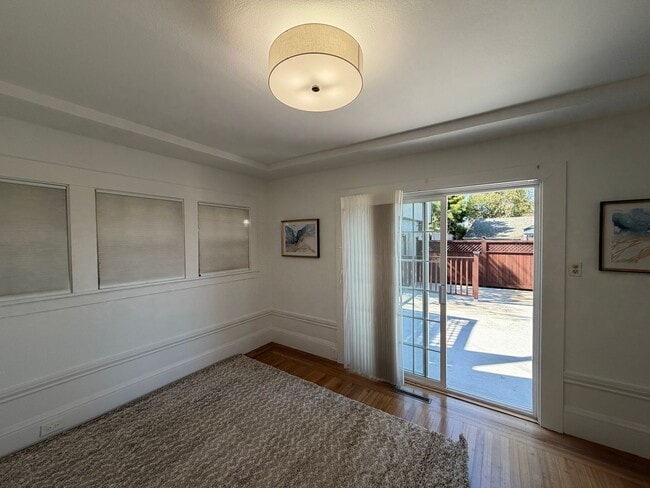 Building Photo - 879 E 28th St