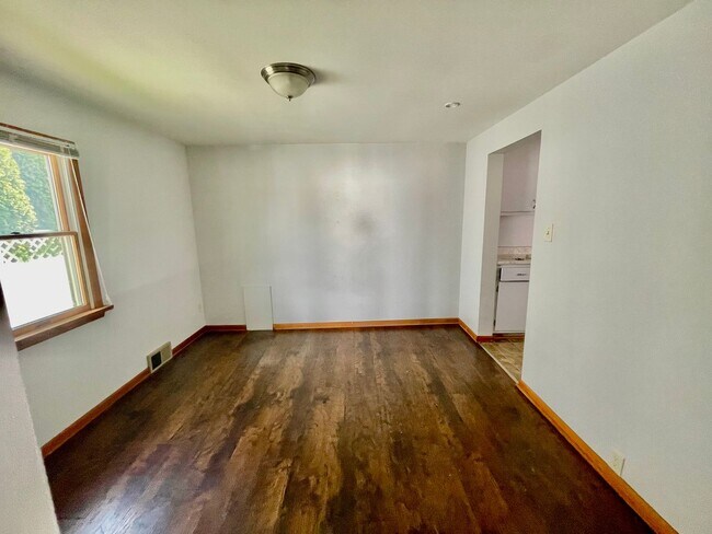 Building Photo - Coraopolis 3 Bedroom, 2 Bath House with De...