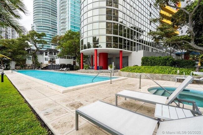 Building Photo - 2025 Brickell Ave