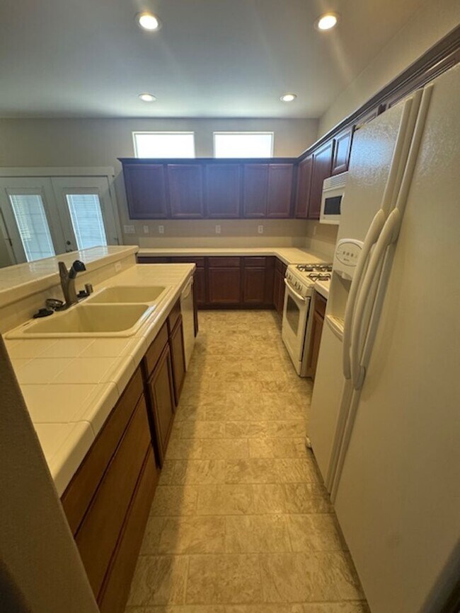 Building Photo - 638 Canary Cir