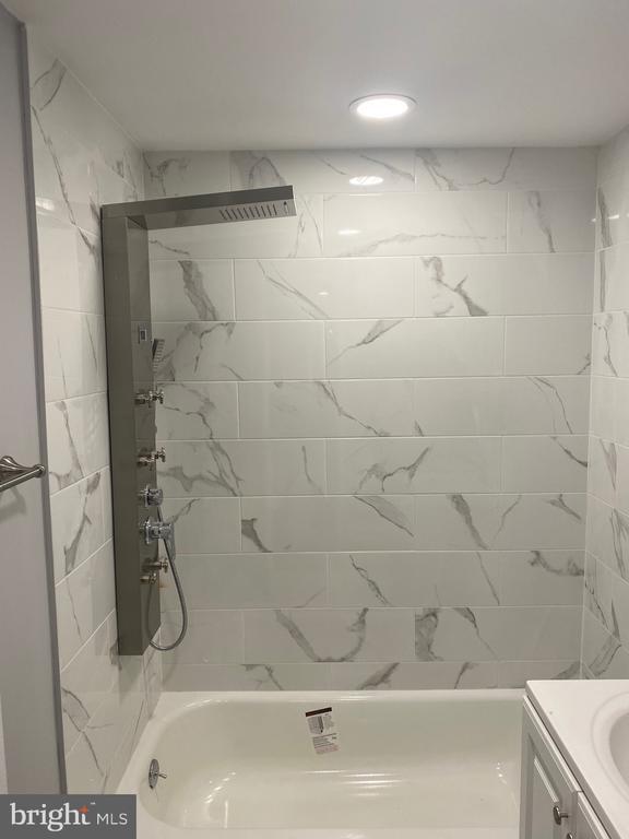 Building Photo - 1009 E Cliveden St