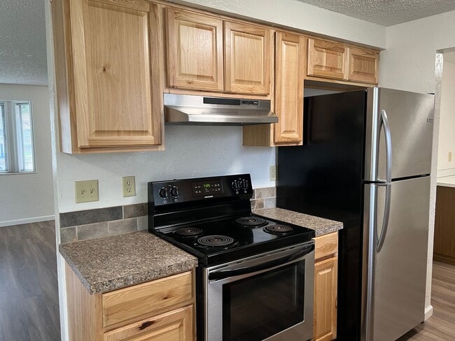 Building Photo - 2 bed 1 1/2 bath duplex in Springfield!
